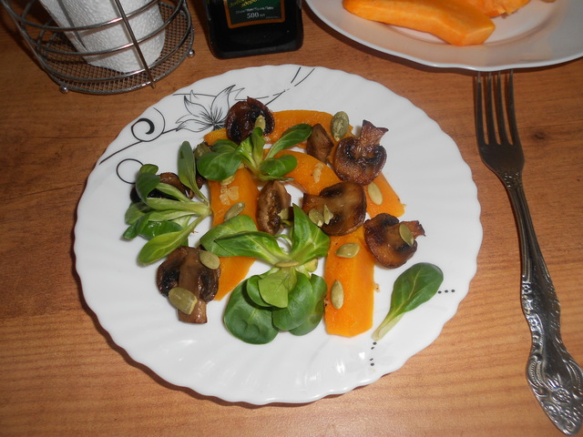 Фото к рецепту: Пикантный салат с тыквой и грибами