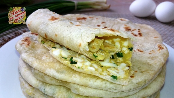 Фото к рецепту: Лепешки на сковороде с зеленым луком и яйцом. минимум продуктов.