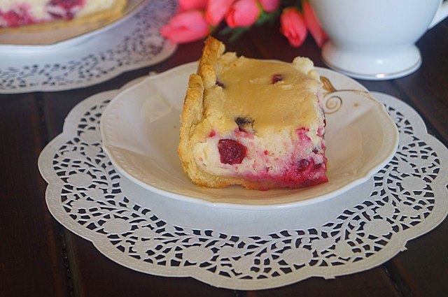 Фото к рецепту: Пирог с нежной сливочно-вишневой начинкой