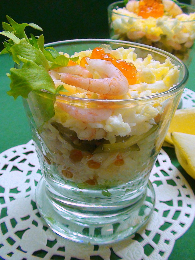 Фото к рецепту: «праздничный» салат с рисом, икрой и креветками.