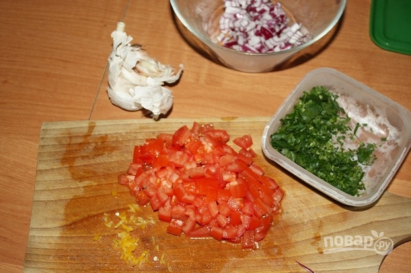 Салат из креветок с помидорами - фото шаг 2