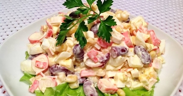 Фото к рецепту: Крабовый салат с фасолью и сухариками