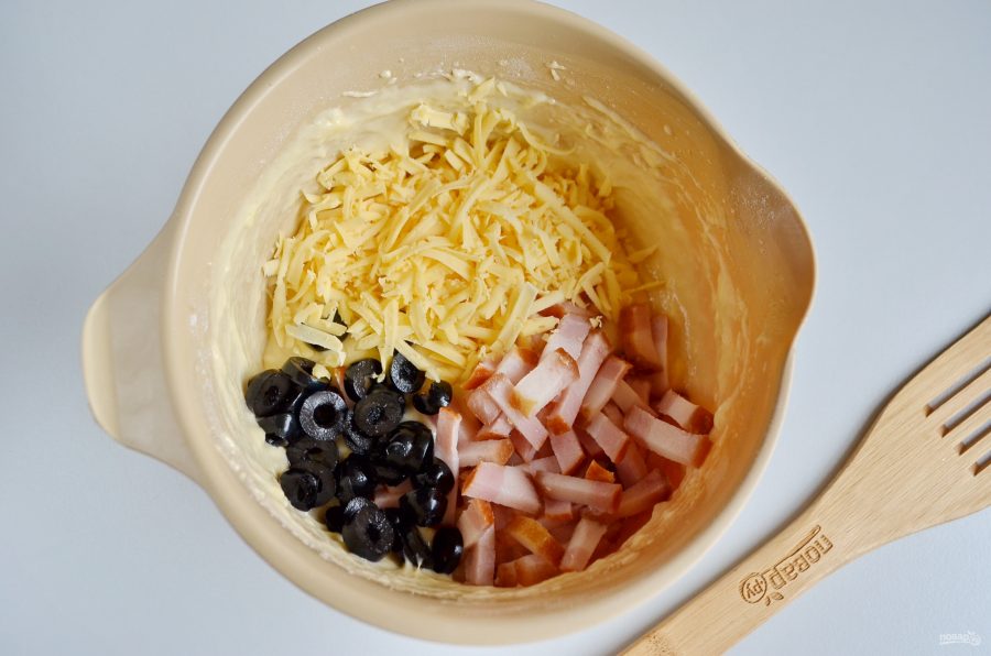 Закусочный кекс с беконом и маслинами - фото шаг 5