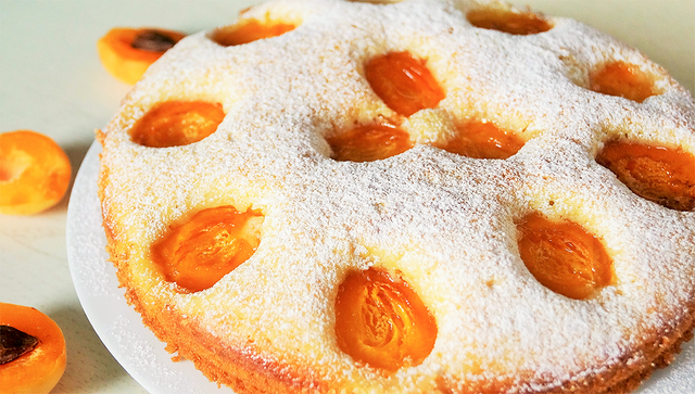 Фото к рецепту: Воздушный и нежный пирог с абрикосами