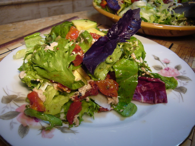 Фото к рецепту: Зелёный салат с авокадо, вялеными томатами и заправкой из козьего сыра.