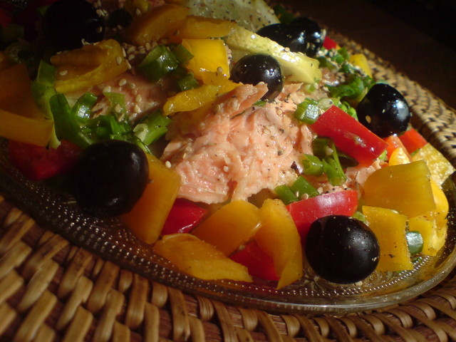 Фото к рецепту: Салат с морской форелью и овощами