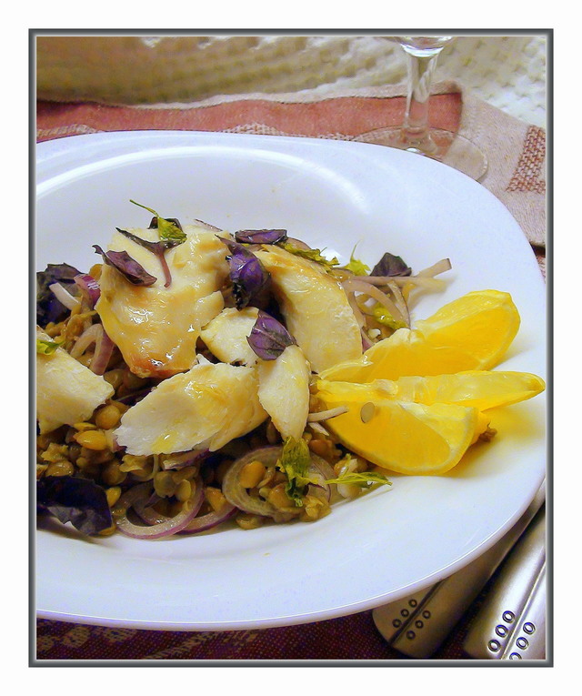 Фото к рецепту: Тёплый салат из чечевицы с печёной рыбой под горчично-лимонной заправкой.