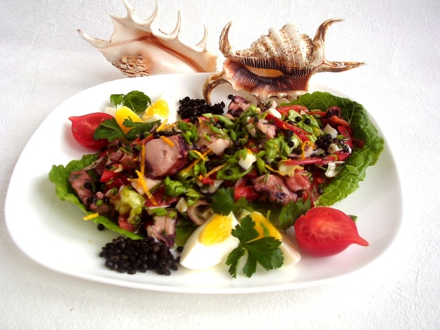 Фото к рецепту: Салат с осьминогом и черной чечевицей «пора в отпуск!»