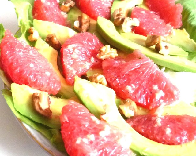 Фото к рецепту: Салат с авокадо,грецким орехом и грейпфрутом