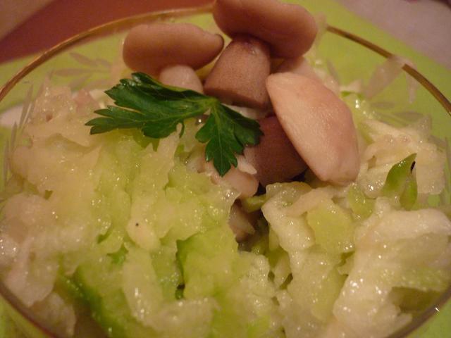 Фото к рецепту: Салат с маринованными грибами ( на здоровье )
