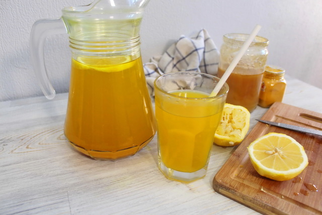 Фото к рецепту: Имбирный чай с лимоном, курукумой и медом