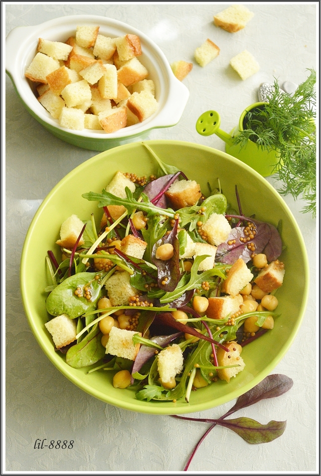 Фото к рецепту: Салат с нутом и крутонами.