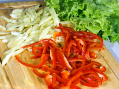 Салат с креветками и болгарским перцем - фото шаг 2
