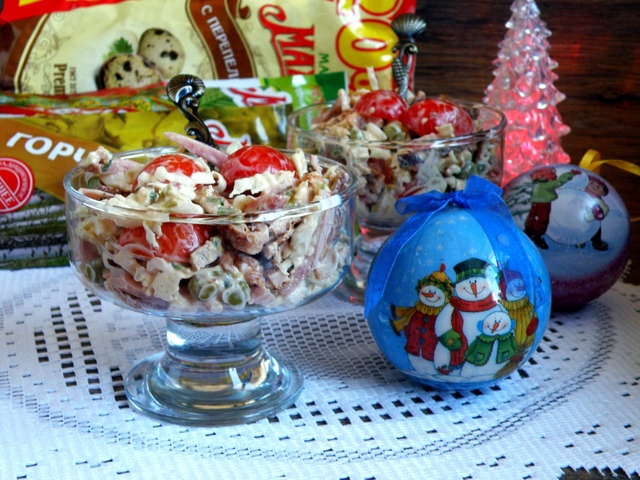 Фото к рецепту: Салат с ветчиной и пикантным омлетом «мозаика вкуса».