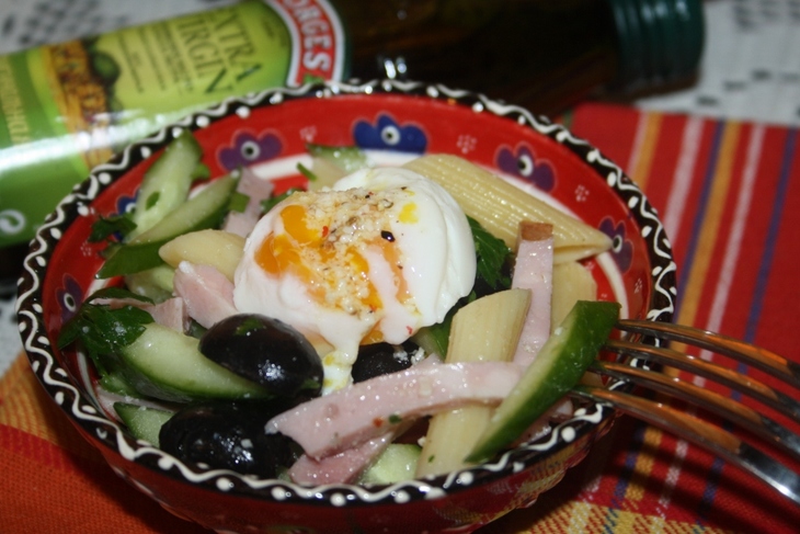 Салат с penne rigate, ветчиной, маслинами, яйцом и пикантной заправкой