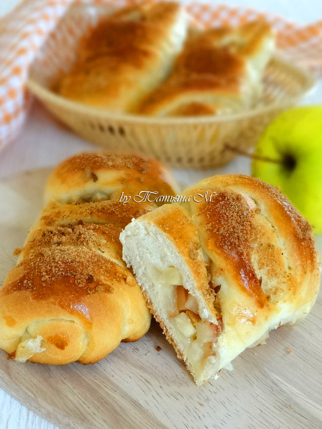 Фото к рецепту: Пирожки-плетенки с яблоками