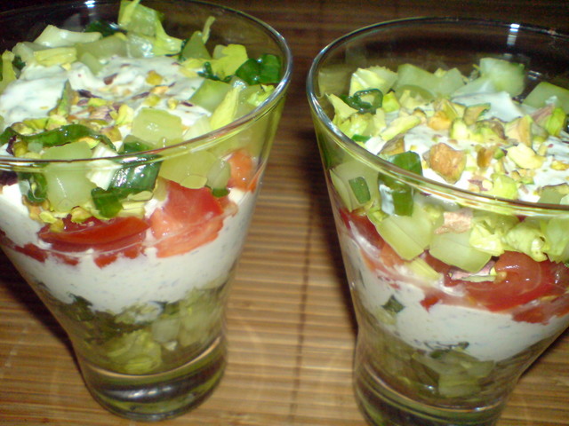 Фото к рецепту: Томатное тирамису или салат из помидоров,огурца и фисташкового песто