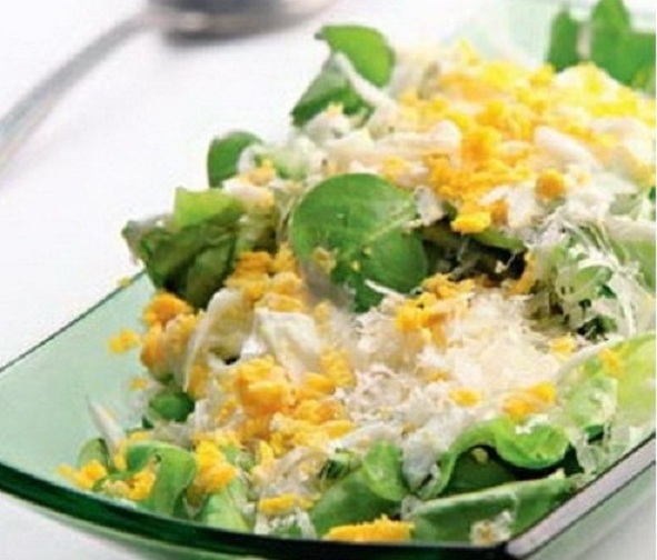 Фото к рецепту: мимоза по-французски - пикантный салат, который обязательно должен быть на праздничном столе!
