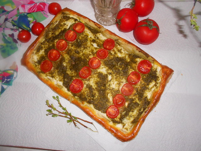 Фото к рецепту: Пирог с рикоттой, песто и помидорами черри