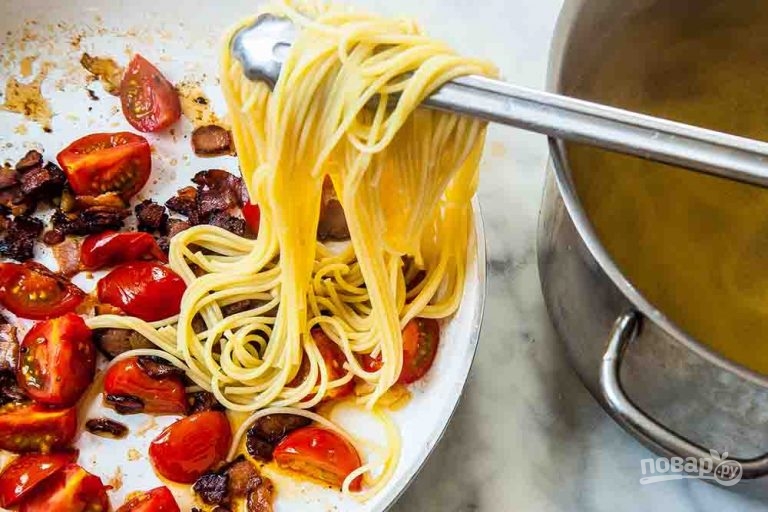 Спагетти с беконом, томатами и яйцом-пашот - фото шаг 4