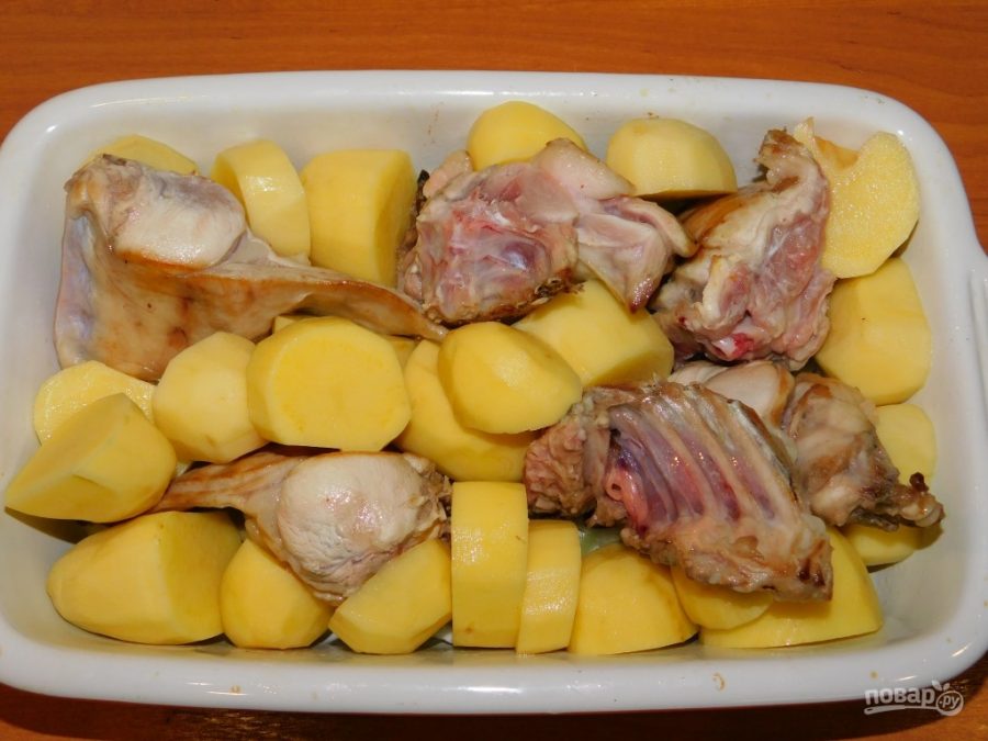 Кролик с картофелем в сметане, запеченный в духовке - фото шаг 3