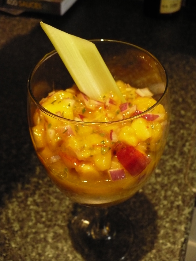 Фото к рецепту: Mango and red onion salsa
