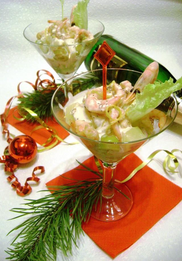 Фото к рецепту: салат-коктейль с креветками «новогодний шик».