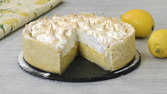 Фото к рецепту: Лимонный пирог с меренгой