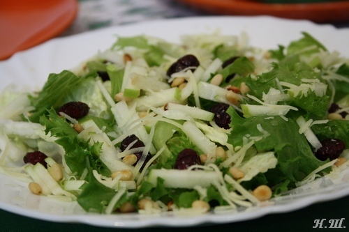 Фото к рецепту: Зелёный салат с сушеной клюквой и кедровыми орешками