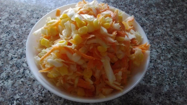 Фото к рецепту: Салат вкусняшка с капусты,моркови,кукурузы