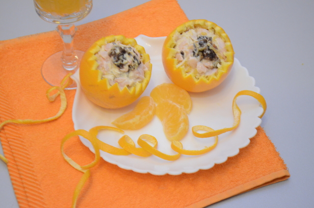 Фото к рецепту: Салат с копчёным окорочком в апельсине. тест-драйв с окраиной