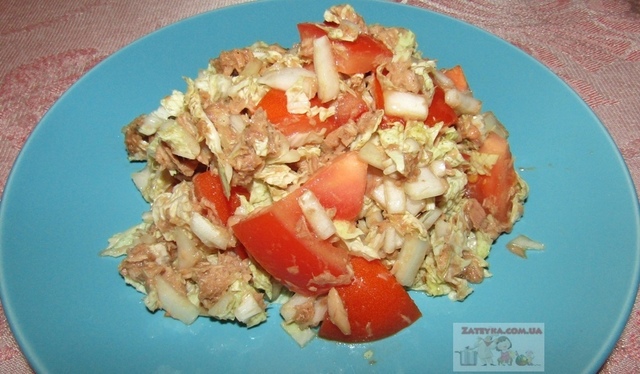 Фото к рецепту: Салат с тунцом, пекинской капустой и помидорами