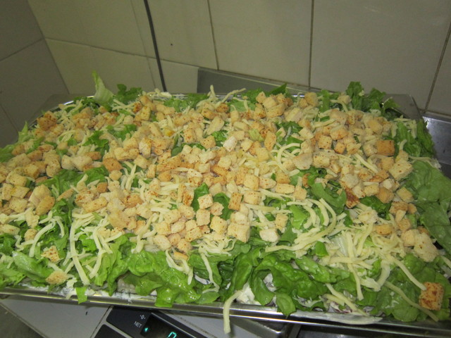 Фото к рецепту: Слоёный салат цезарь 