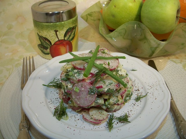 Фото к рецепту: Легкий салат из редиски с заправкой из брынзы