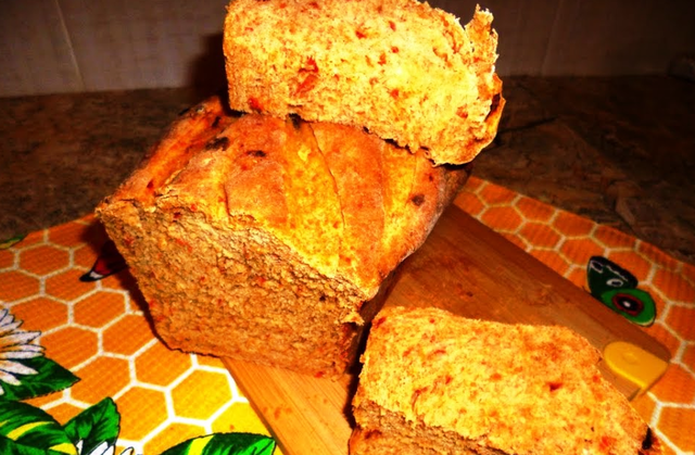 Фото к рецепту: Пшенично-цельнозерновой хлеб с вялеными помидорами