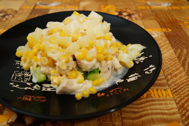 Фото к рецепту: Салат с курицей и ананасом. видео