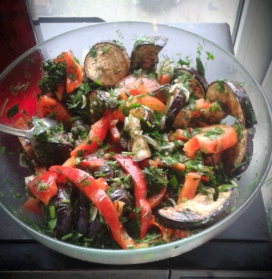 Фото к рецепту: Теплый салат с баклажанами