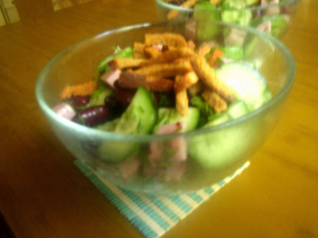 Фото к рецепту: Салат из фасоли с зеленью и ветчиной