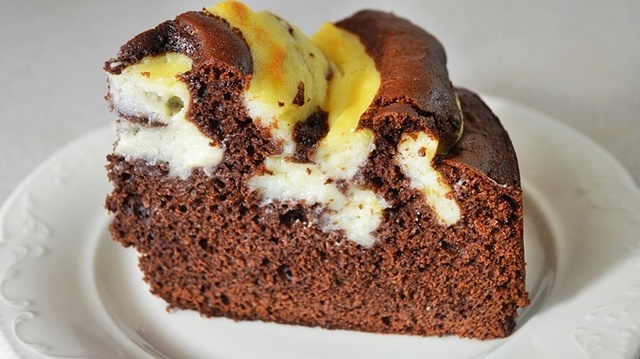 Фото к рецепту: Шоколадный пирог с заварным кремом — нежный и мягкий!