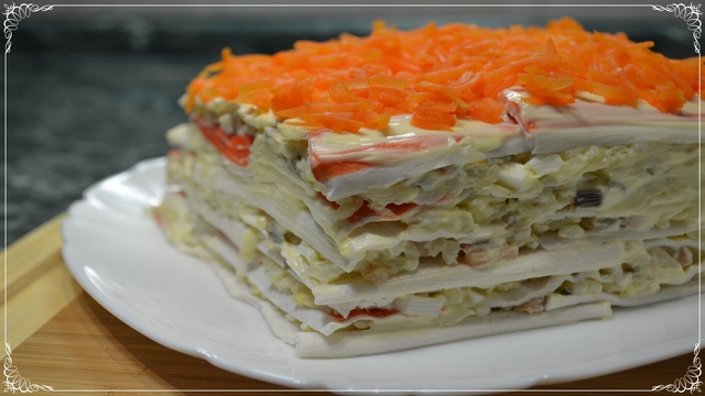 Фото к рецепту: Торт – салат закусочный с крабовыми палочками. шикарное блюдо на праздничный стол! 