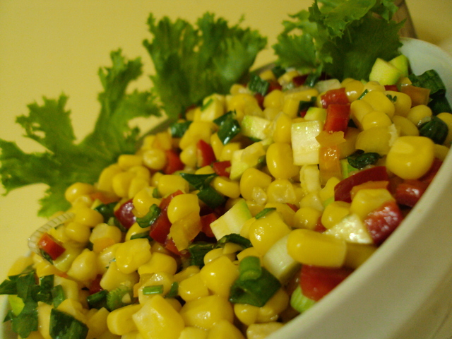 Фото к рецепту: Пестрый салат с кукурузой