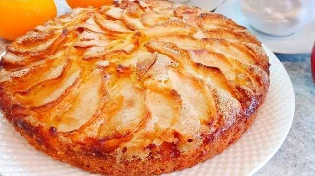 Фото к рецепту: Яблочный пирог шарлотка