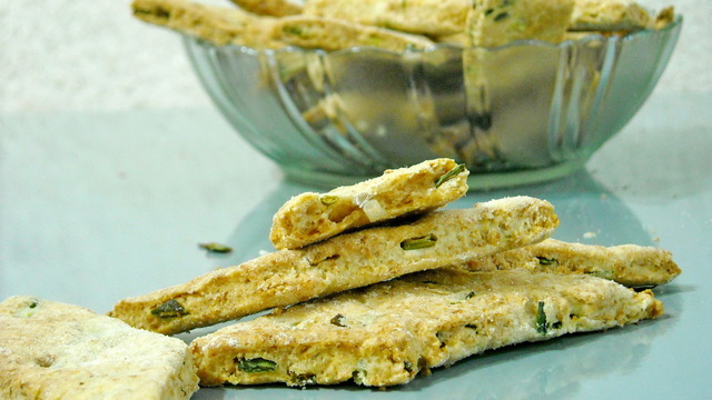 Фото к рецепту: Печенье с зеленым луком