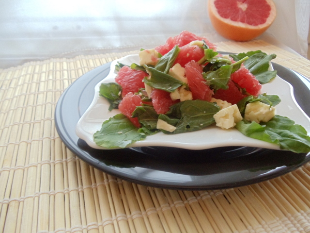 Фото к рецепту: Салат из розового грейпфрута с руколой и сыром (завтрак для себя любимой)