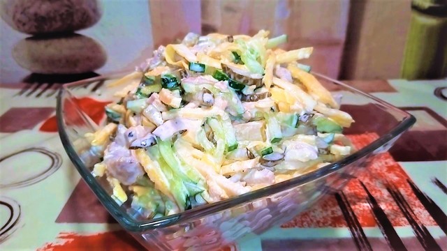 Фото к рецепту: Салат с мясом и яичными блинчиками