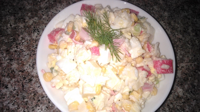 Фото к рецепту: Очень вкусный салат из крабовых палочек и сыра