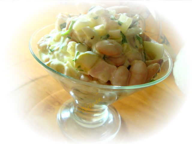 Фото к рецепту: Салат с белой консервированной фасолью.