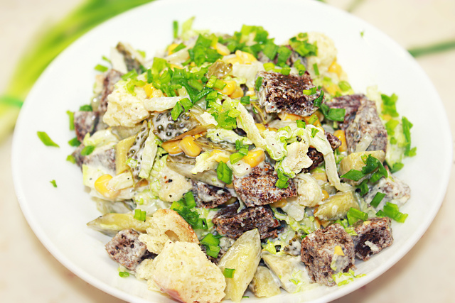 Фото к рецепту: Салат с сухариками и кукурузой - вкусный и простой салат на новый год