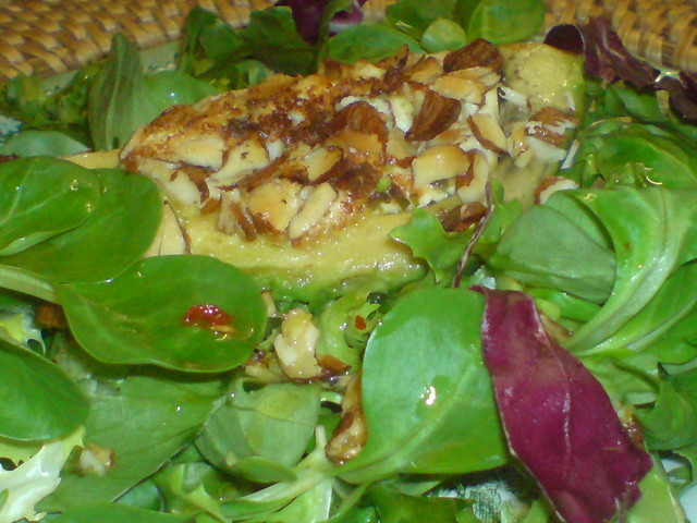 Фото к рецепту: Салат с обжаренным,фаршированным козьим сыром, авокадо