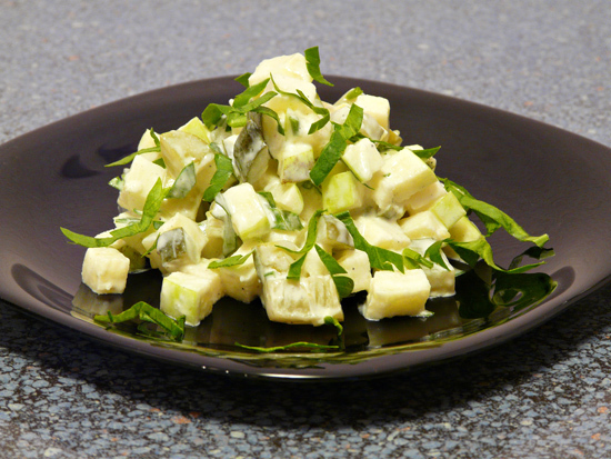 Фото к рецепту: Салат с маринованными огурцами и зелeными яблоками